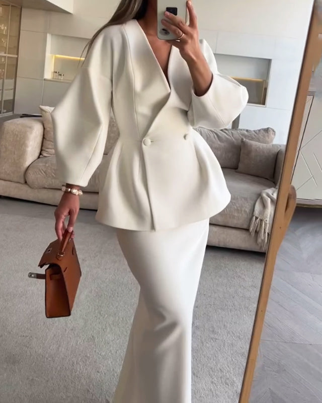 Tvådelad set med V-hals topp och kjol i enfärgad färg