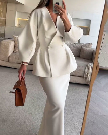 Tvådelad set med V-hals topp och kjol i enfärgad färg