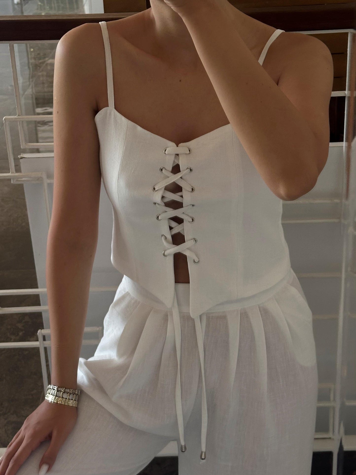 Set med två delar med axelband och rosett i linneblandning