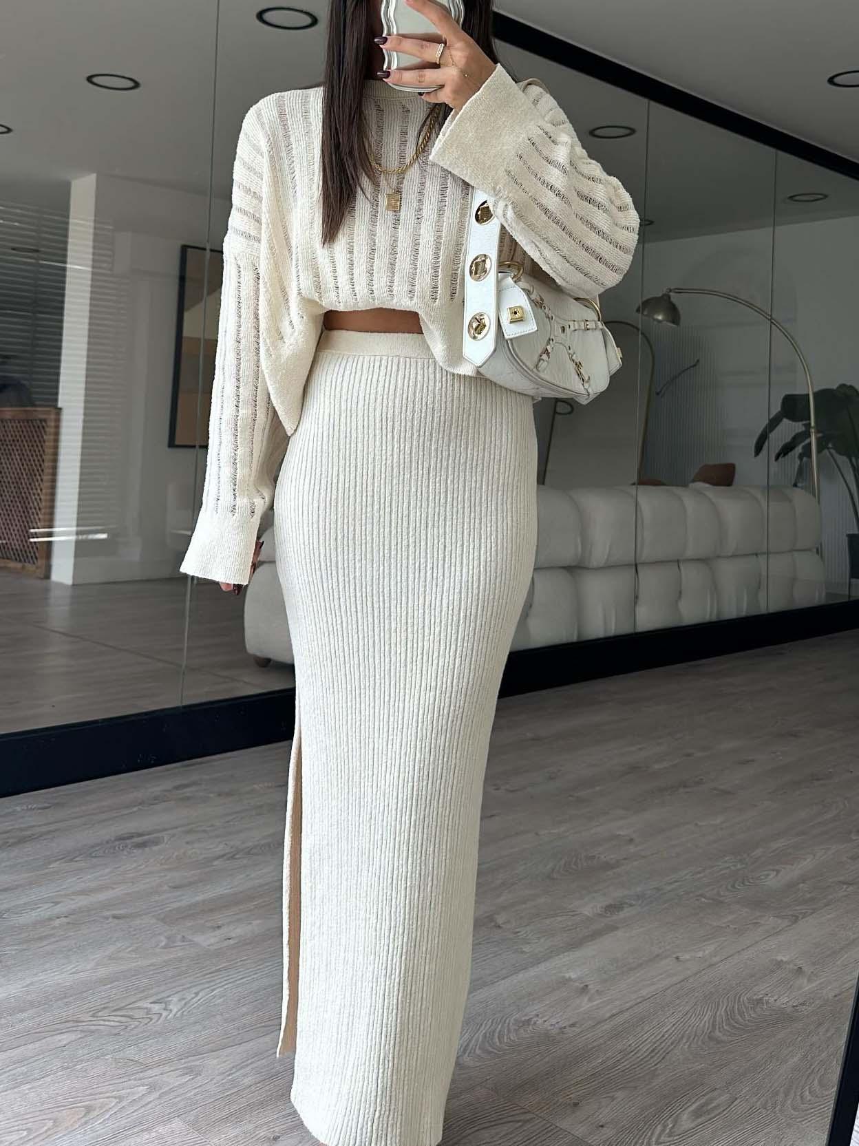 Pulover Elegant cu Guler Rotund și Decupaj