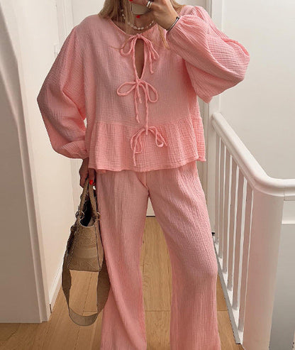 Set med två delar, topp och byxor i en solid färg, med snörning