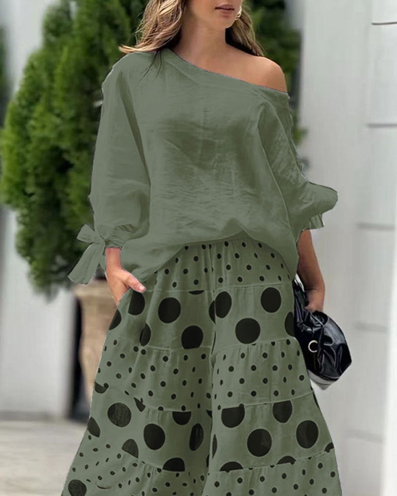 Set med två delar: Casual topp med axlar och byxor med tryck