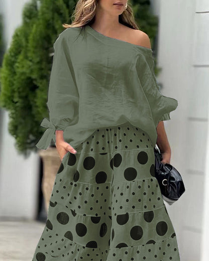 Set med två delar: Casual topp med axlar och byxor med tryck