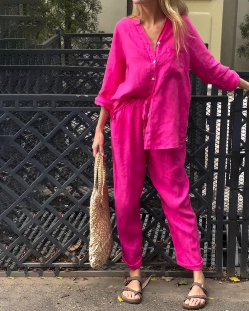 Set i två delar i bomull och linne, med skjorta och byxor, i en solid färg, med V-ringning