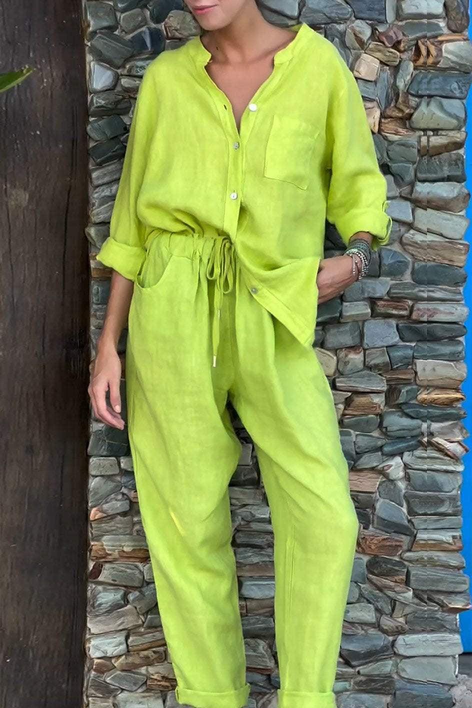 Set din două piese din bumbac și in, cu cămașă și pantaloni, de culoare solidă, cu decolteu în V