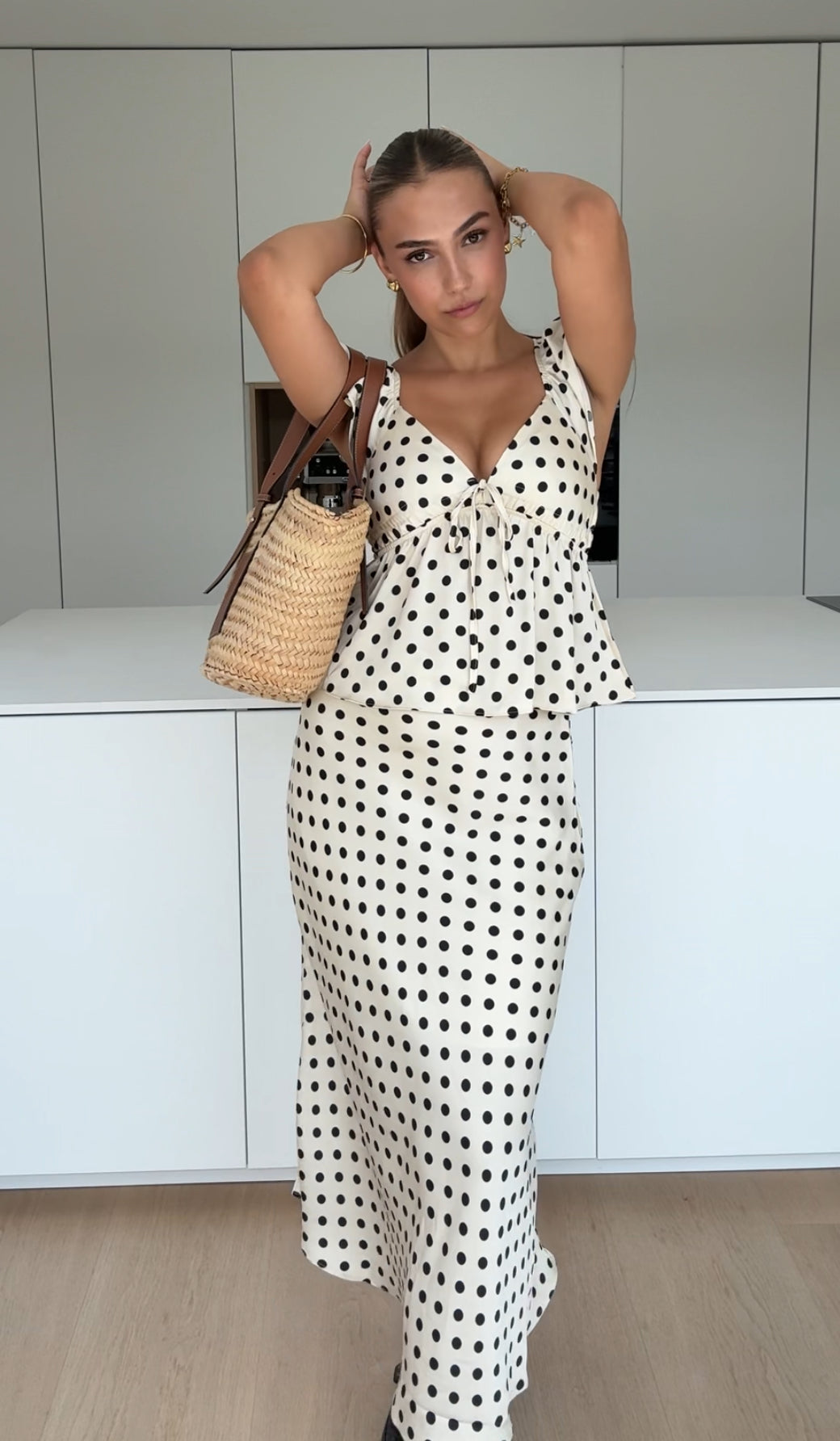 TOP SATIN CU PUNCTE POLKA CREME