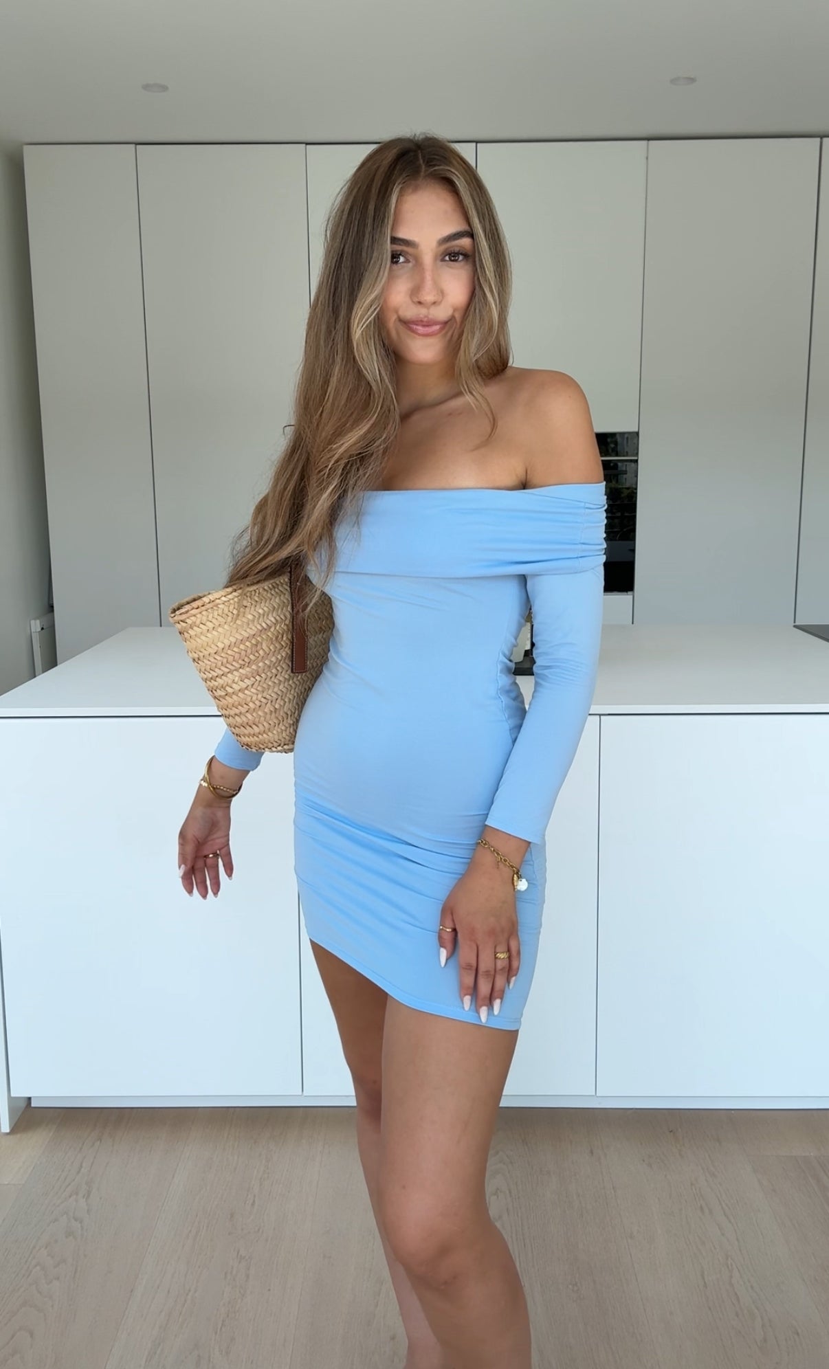 Mjuk klänning med avskurna axlar blå