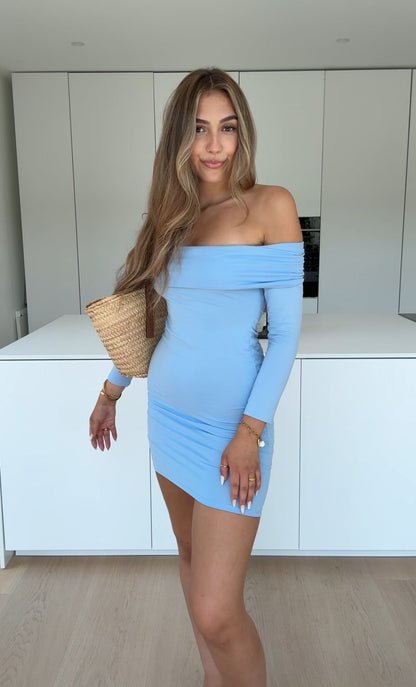 Mjuk klänning med avskurna axlar blå