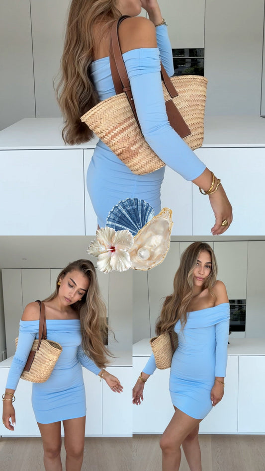 Mjuk klänning med avskurna axlar blå