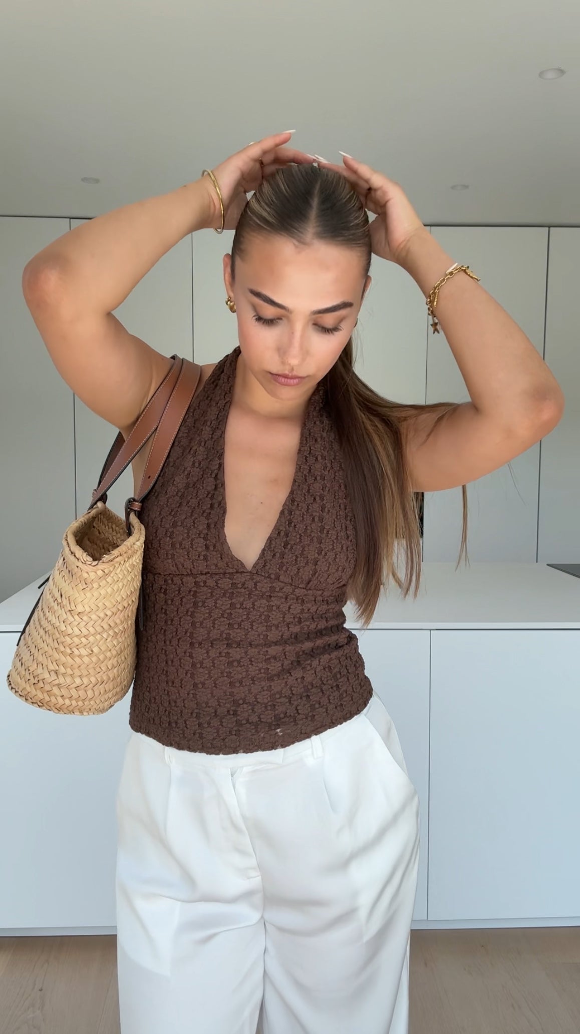 TOP NECKHOLDER FLORAL FÄRG BRUN