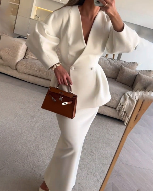 Tvådelad set med V-hals topp och kjol i enfärgad färg