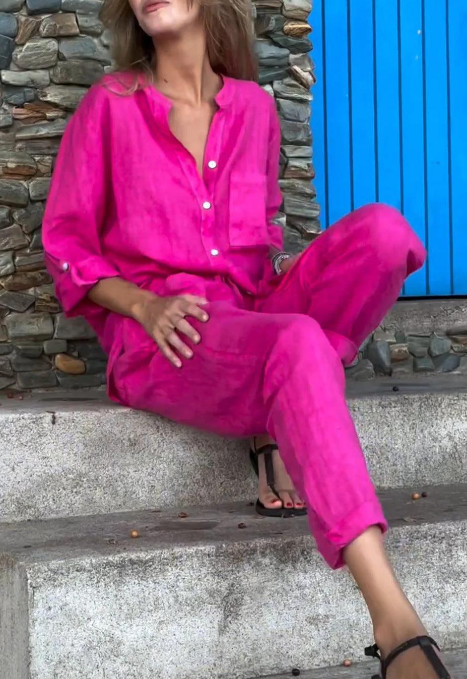 Set i två delar i bomull och linne, med skjorta och byxor, i en solid färg, med V-ringning