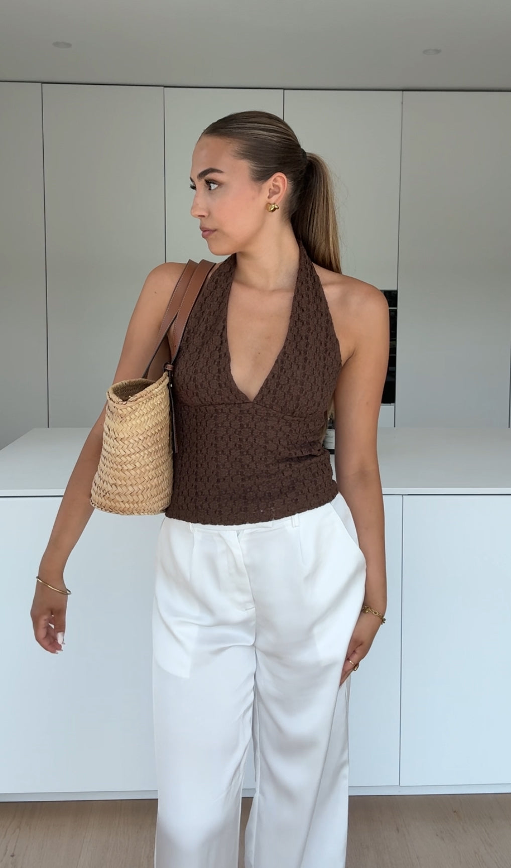 TOP NECKHOLDER FLORAL FÄRG BRUN