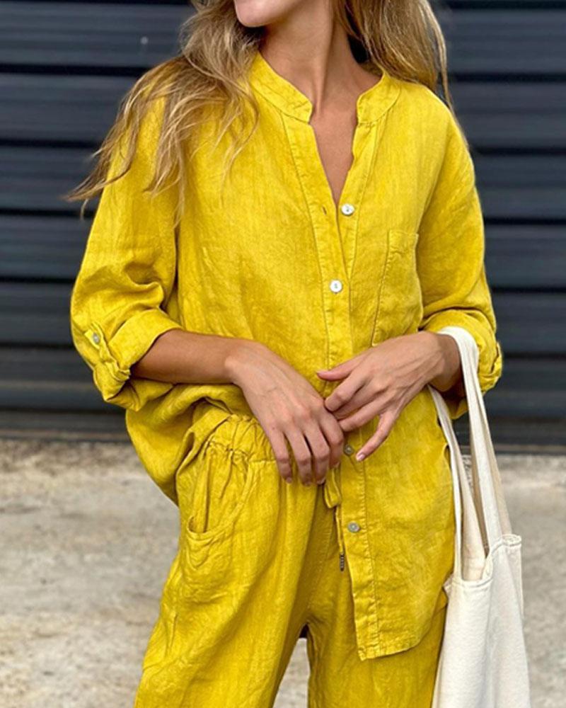 Set i två delar i bomull och linne, med skjorta och byxor, i en solid färg, med V-ringning