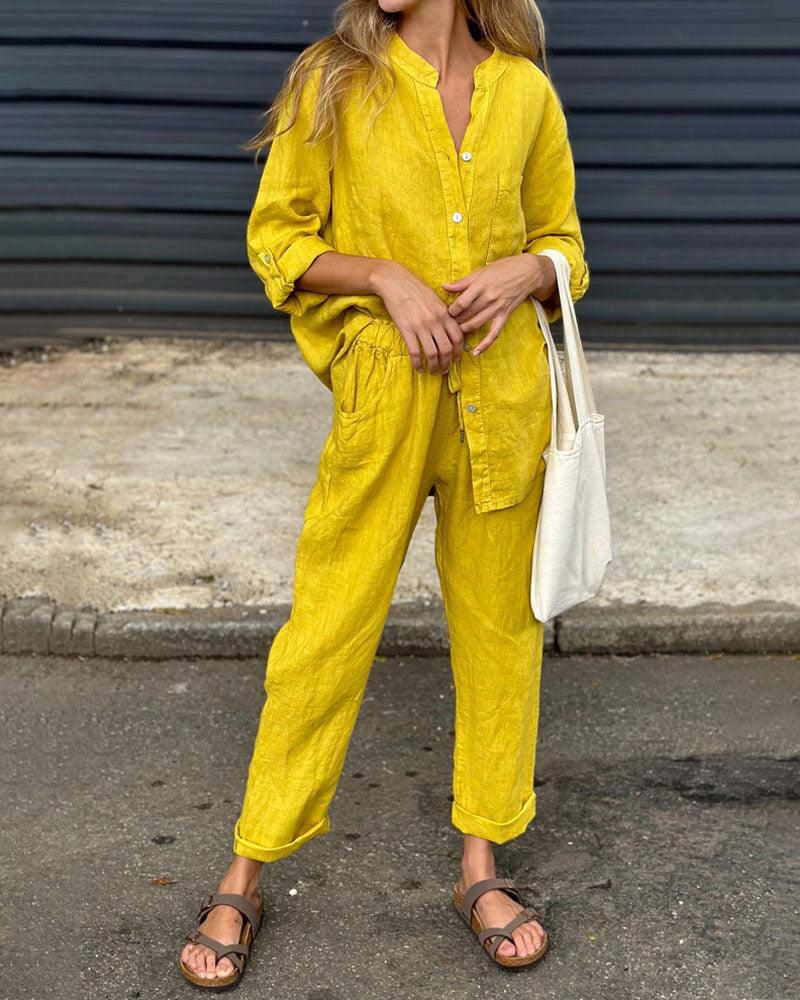 Set i två delar i bomull och linne, med skjorta och byxor, i en solid färg, med V-ringning