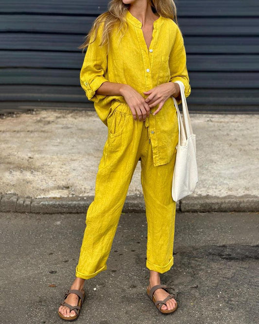 Set i två delar i bomull och linne, med skjorta och byxor, i en solid färg, med V-ringning