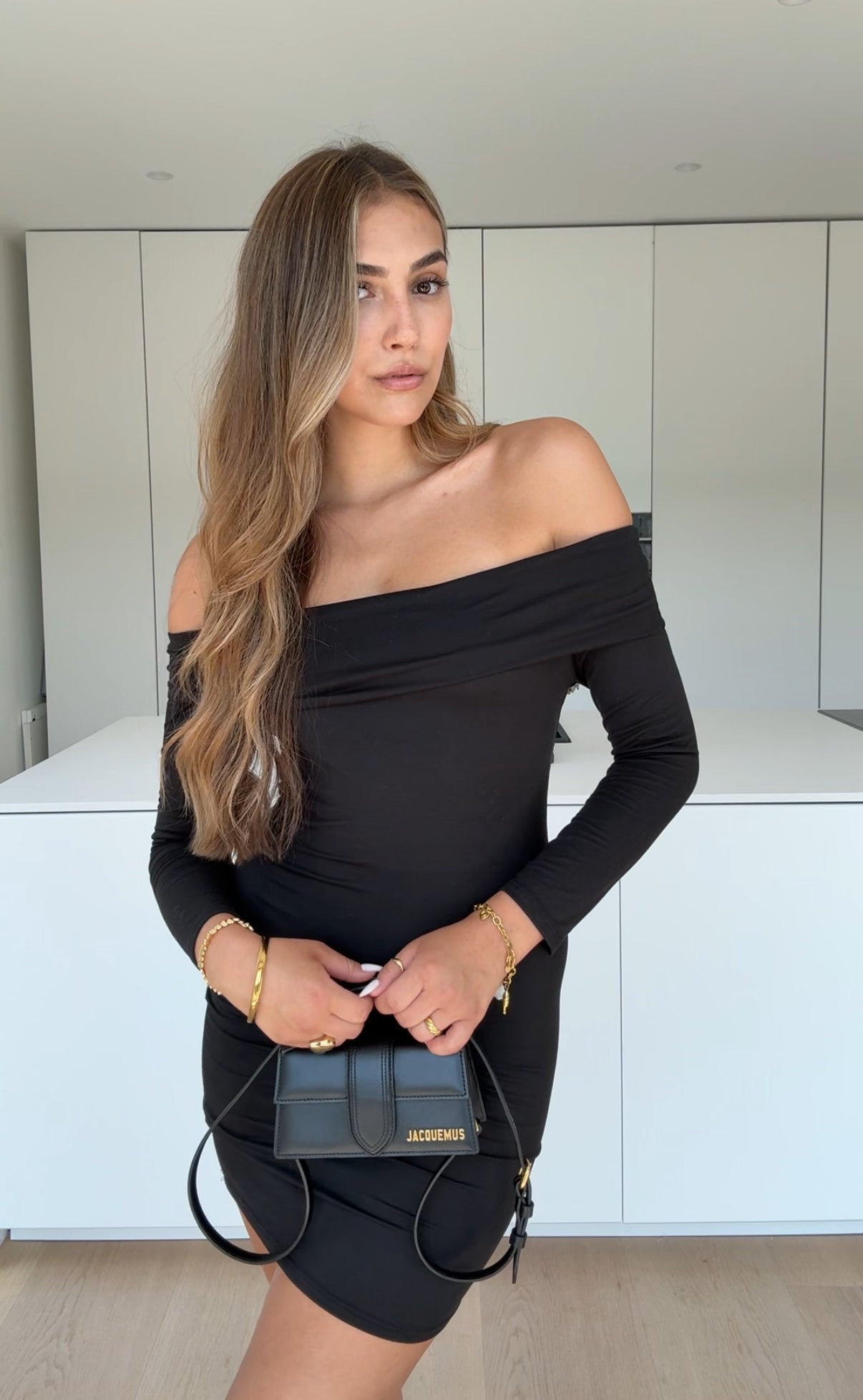 MÖRKSVART OFFSHOULDER KLÄDSEL