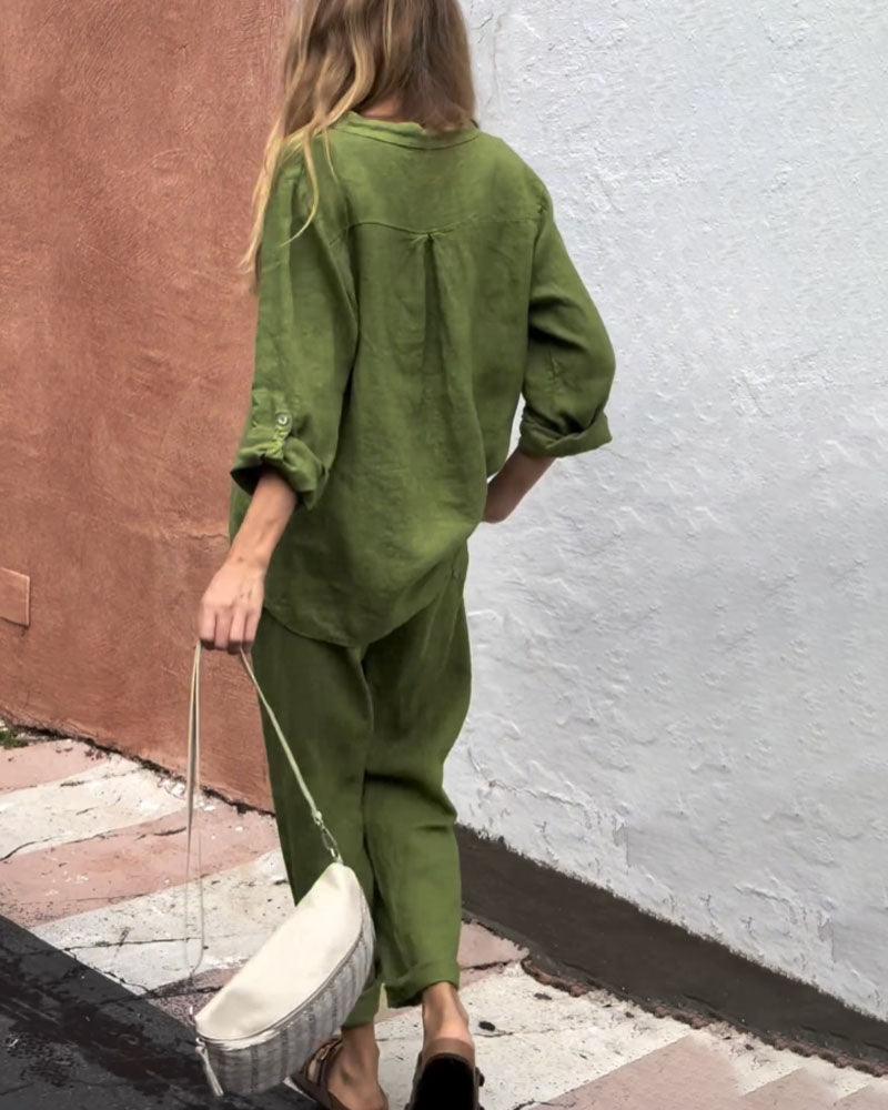 Set i två delar i bomull och linne, med skjorta och byxor, i en solid färg, med V-ringning