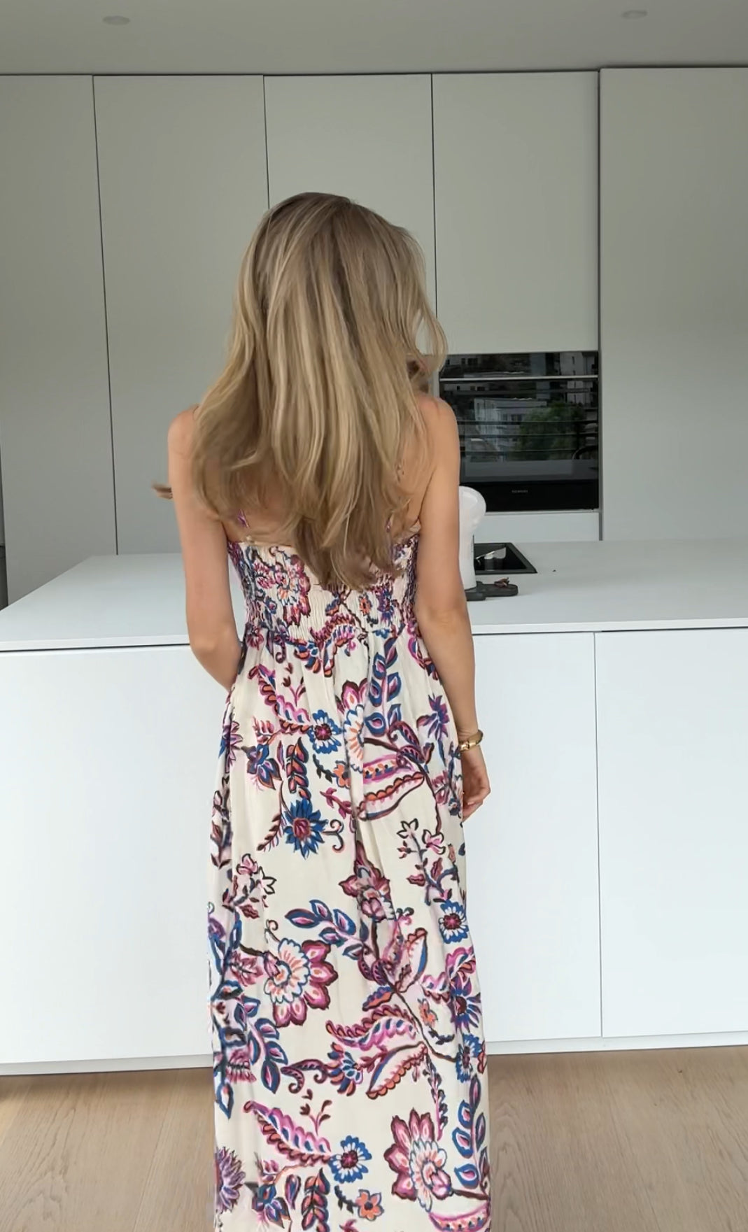 MAXI KLÄNNING MED ROSA BLUMMAR