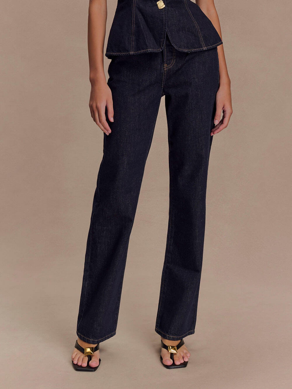 Top med knappar i denim + raka jeans