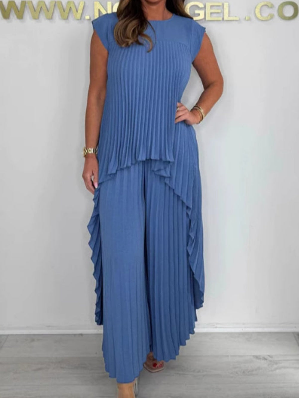 Tricou cu guler rotund Pantaloni drepți pliați Costum din două piese