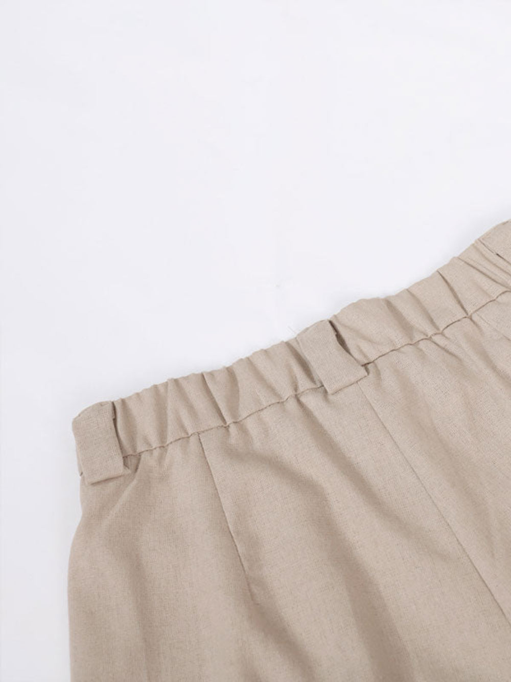 Breda byxor i bomull och lin, med veck, med klassisk V-ringning