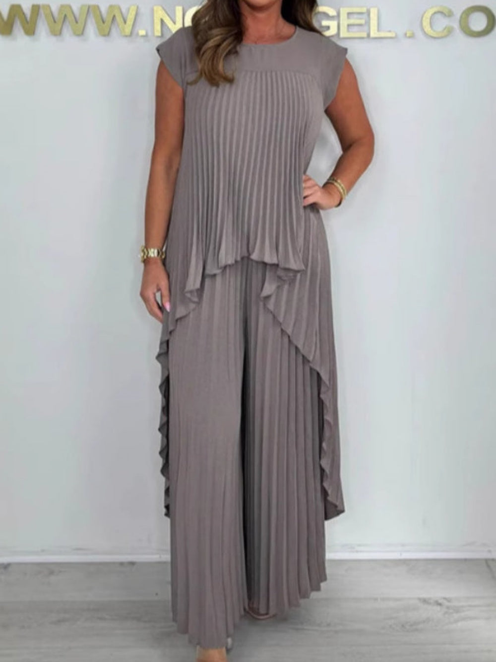 T-shirt med rund hals Klassiskt byxor med veck Tvådelad kostym