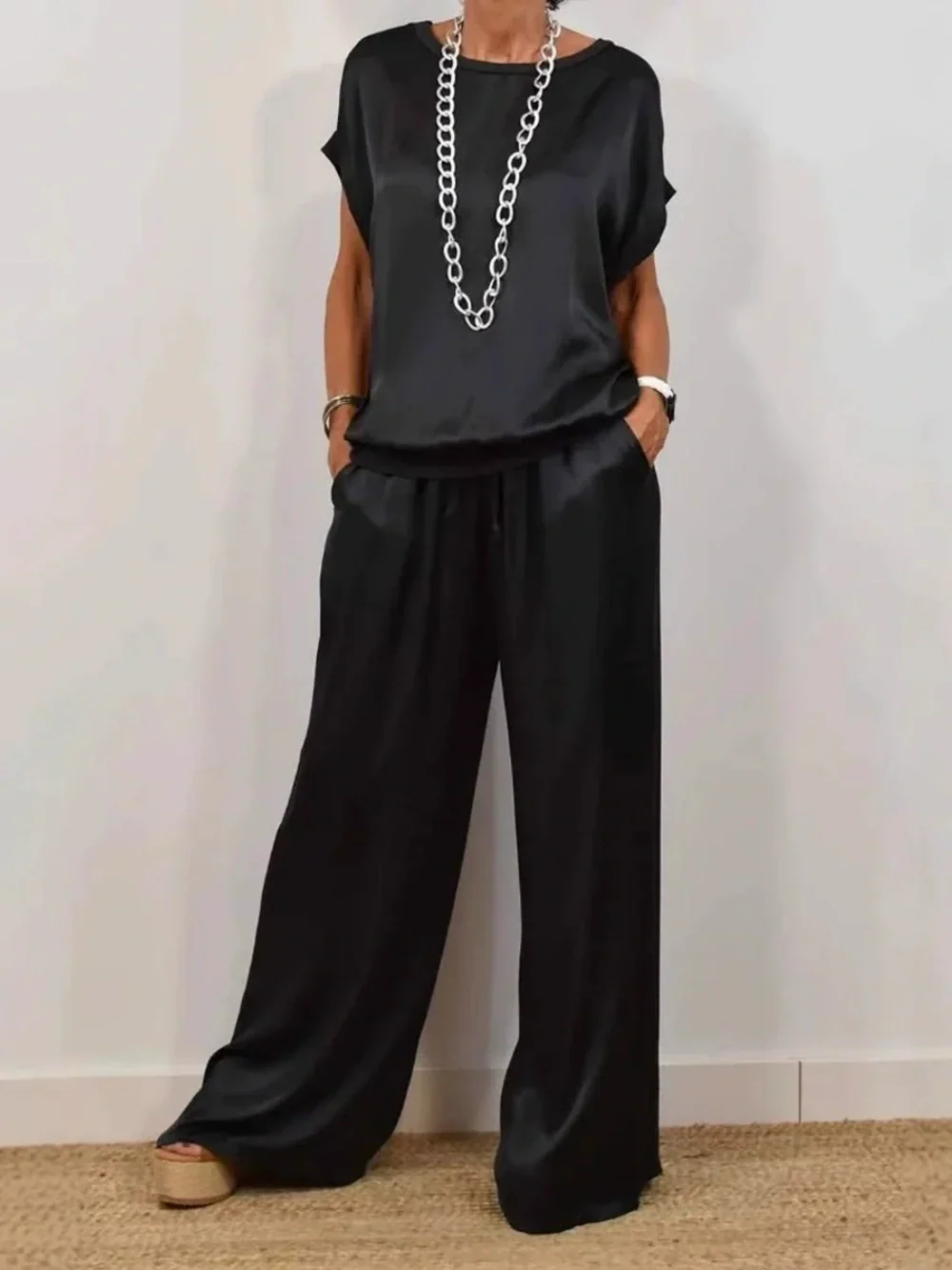 Set med avslappnad skjorta och vida byxor