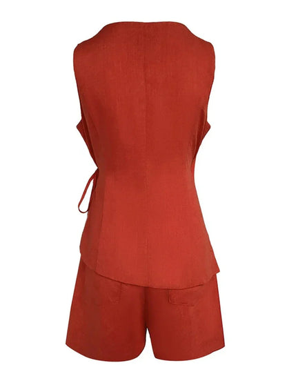 Set med ärmlös topp i linne med V-ringning och vida shorts