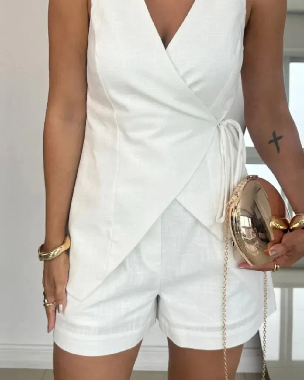 Set med ärmlös topp i linne med V-ringning och vida shorts