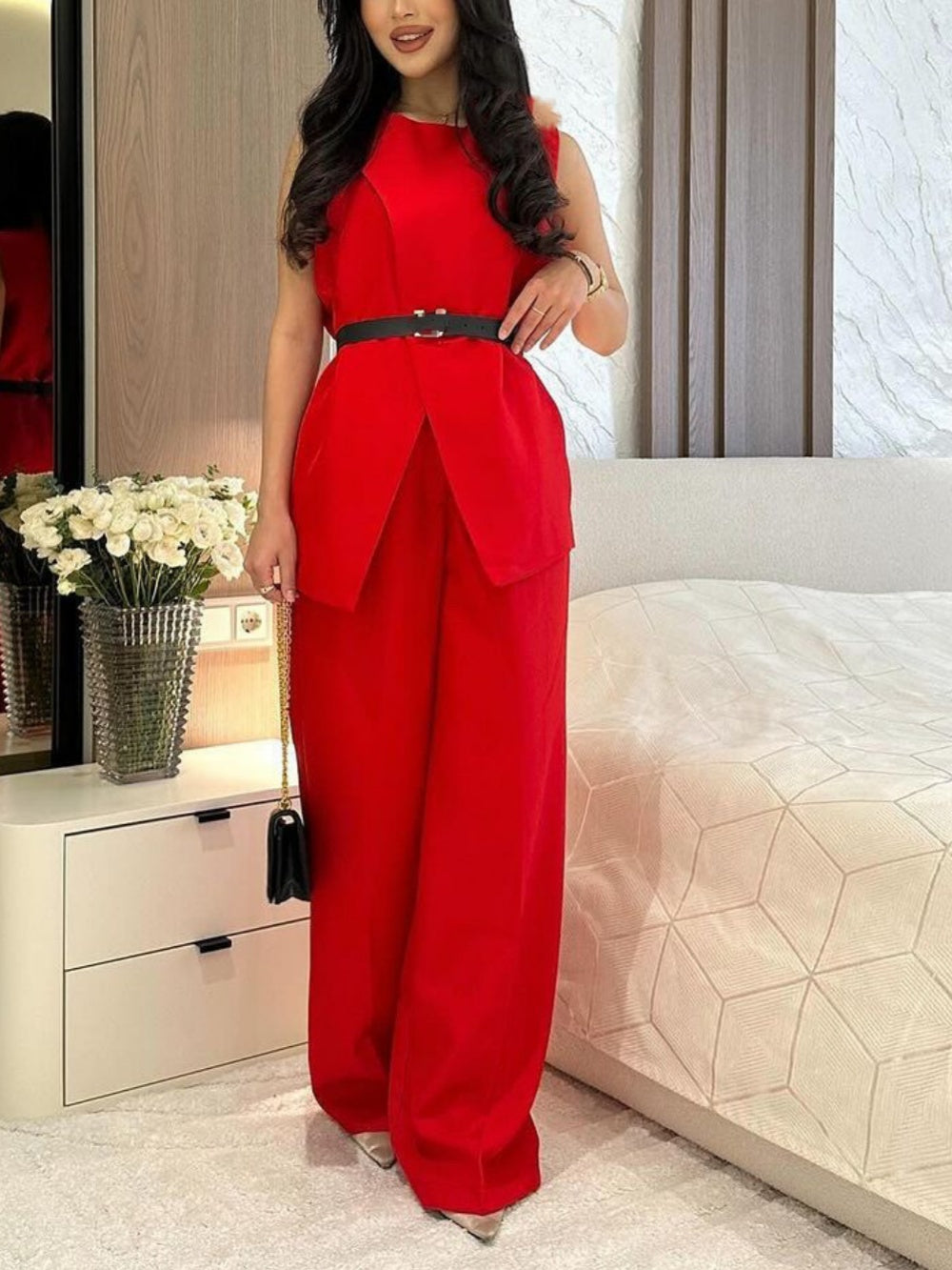 Top fără mâneci cu guler rotund și costumul cu pantaloni largi