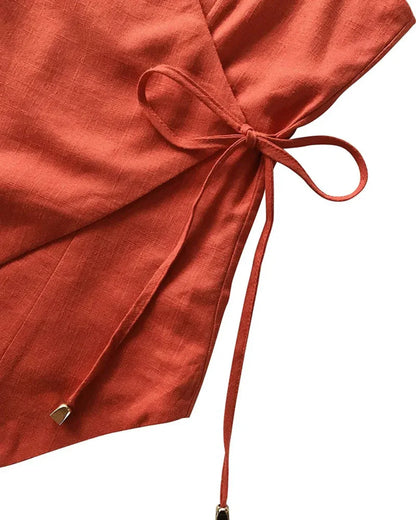 Set med ärmlös topp i linne med V-ringning och vida shorts