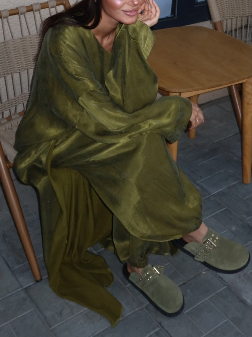 Set med tre delar i grön satin för hösten