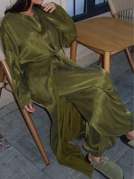 Set med tre delar i grön satin för hösten