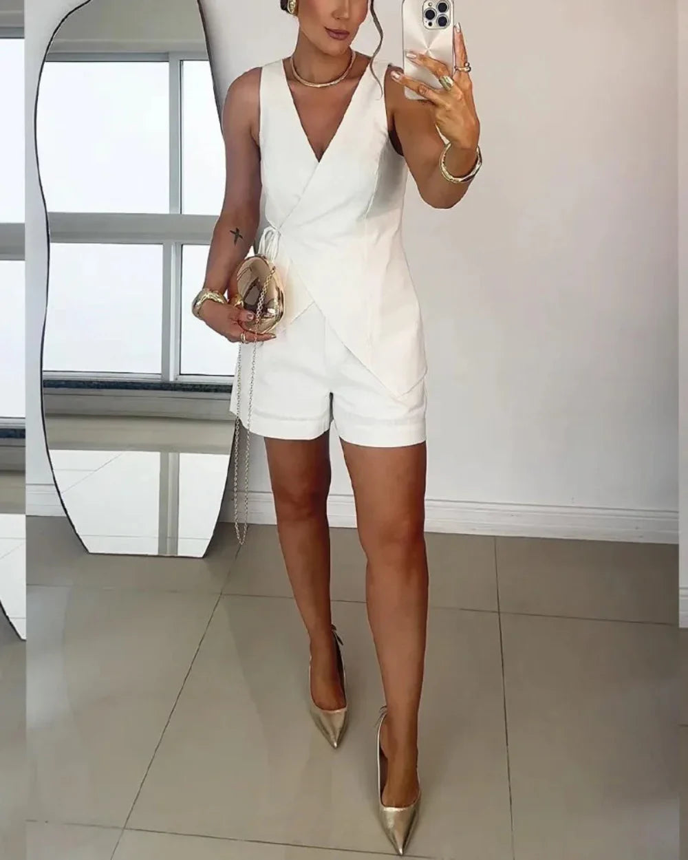 Set med ärmlös topp i linne med V-ringning och vida shorts