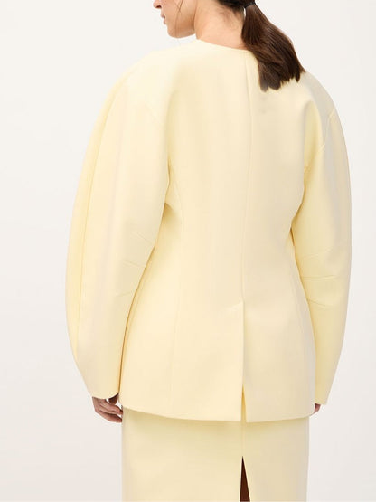 Jacka med böjda ärmar och kjoldress