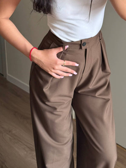 Kostym med jacka med dragkedja och utsvängda byxor