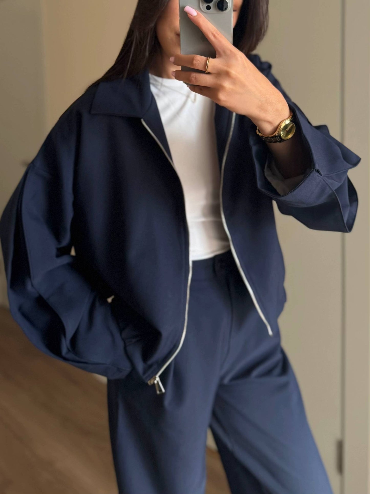 Kostym med jacka med dragkedja och utsvängda byxor