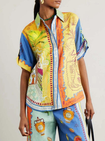 Set med kortärmad sommartryckt skjorta och shorts