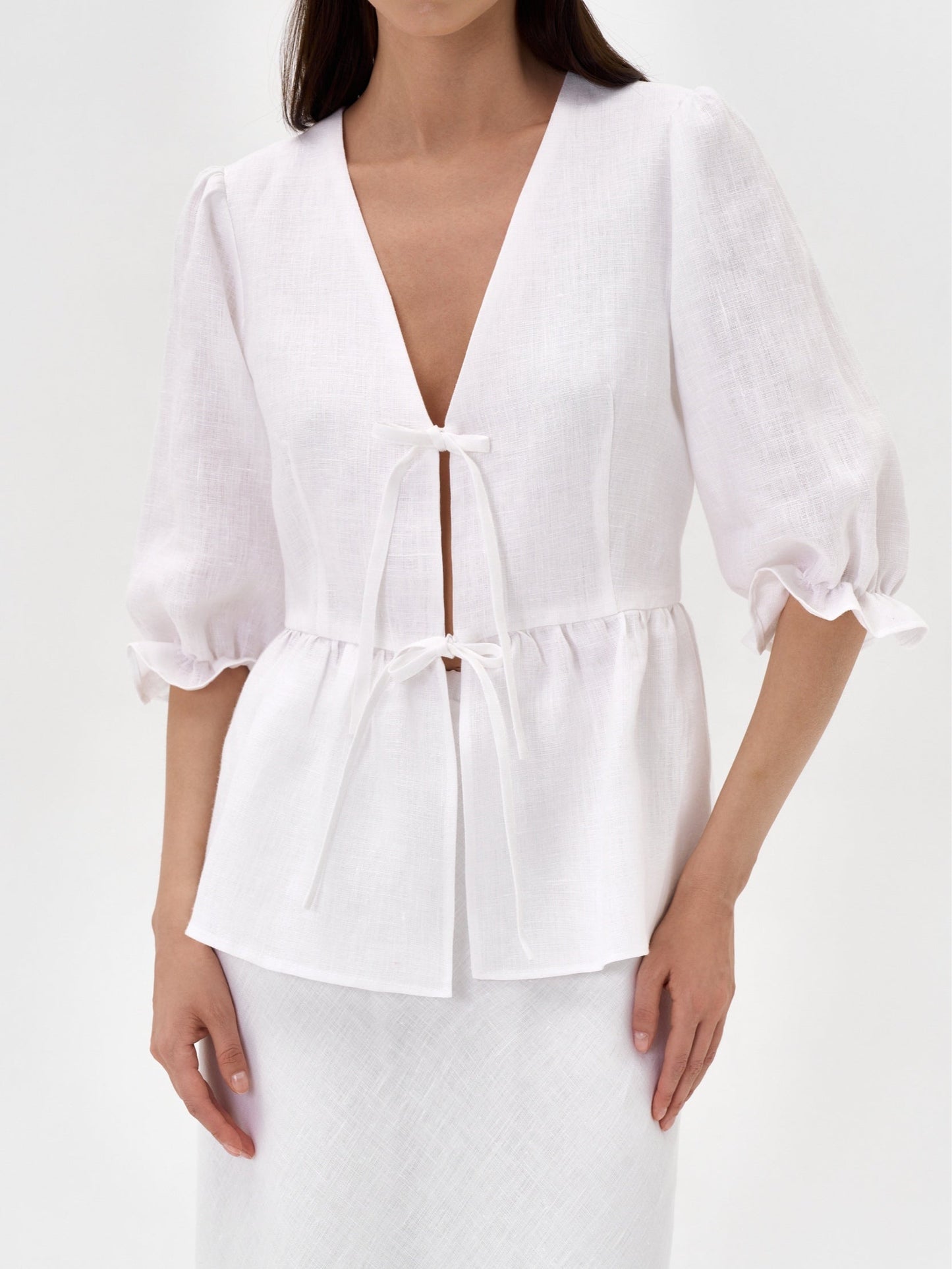 Gul topp med V-ringning och medellånga ärmar, högmidjad kjol, linne-set