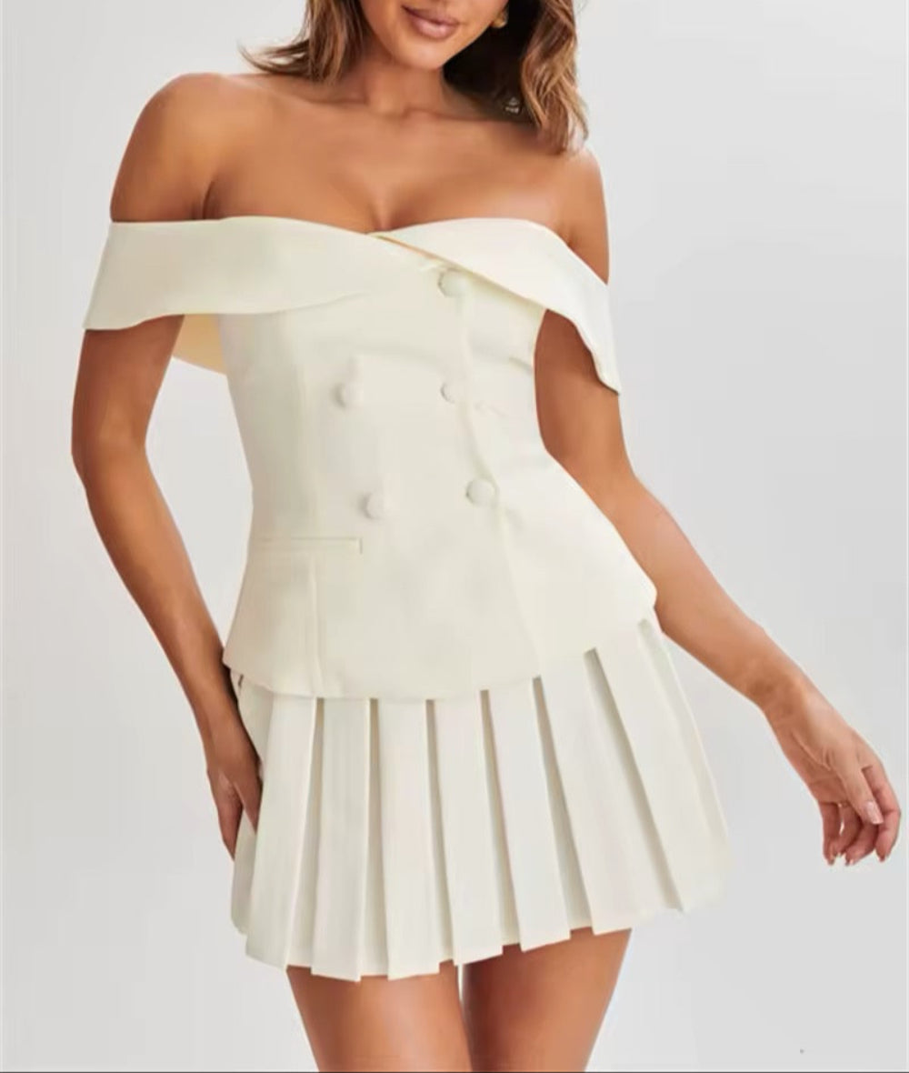 Top de costum cu umăr descoperit și fustă plisată
