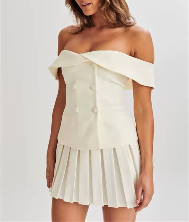 Top de costum cu umăr descoperit și fustă plisată