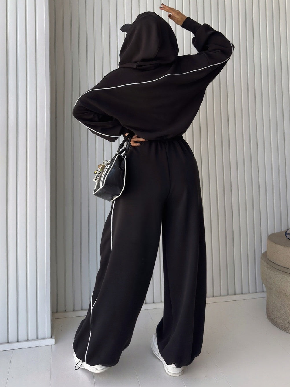 Jacka med dragkedja i kontrasterande ränder och set med träningsbyxor