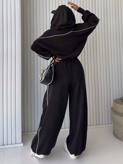 Jacka med dragkedja i kontrasterande ränder och set med träningsbyxor