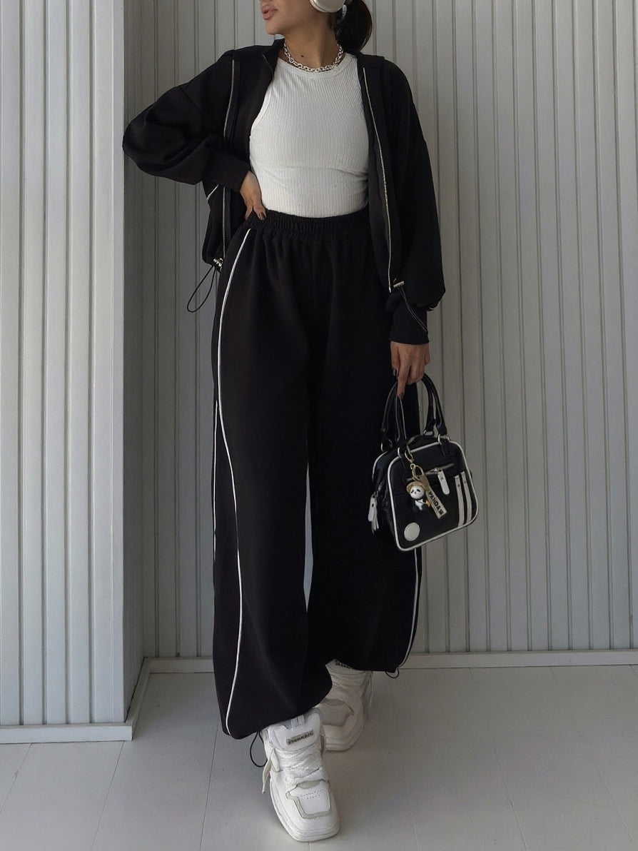 Jacka med dragkedja i kontrasterande ränder och set med träningsbyxor