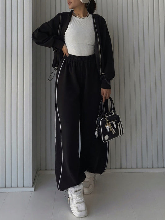 Jacka med dragkedja i kontrasterande ränder och set med träningsbyxor