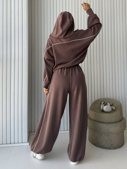 Jacka med dragkedja i kontrasterande ränder och set med träningsbyxor