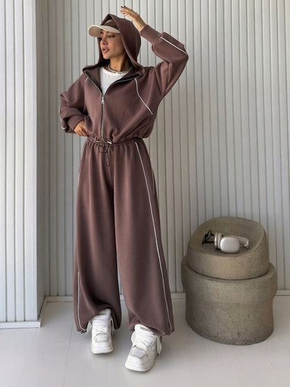 Jacka med dragkedja i kontrasterande ränder och set med träningsbyxor