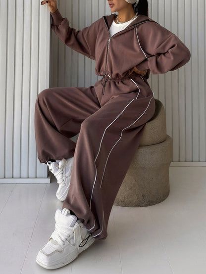 Jacka med dragkedja i kontrasterande ränder och set med träningsbyxor