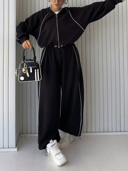 Jacka med dragkedja i kontrasterande ränder och set med träningsbyxor